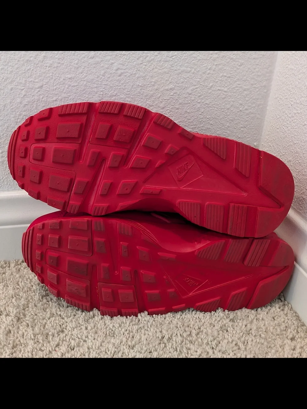 Nike Air Huarache Run Sneakers Triple Red Gym Red. Women's 7 or Youth 5.5
